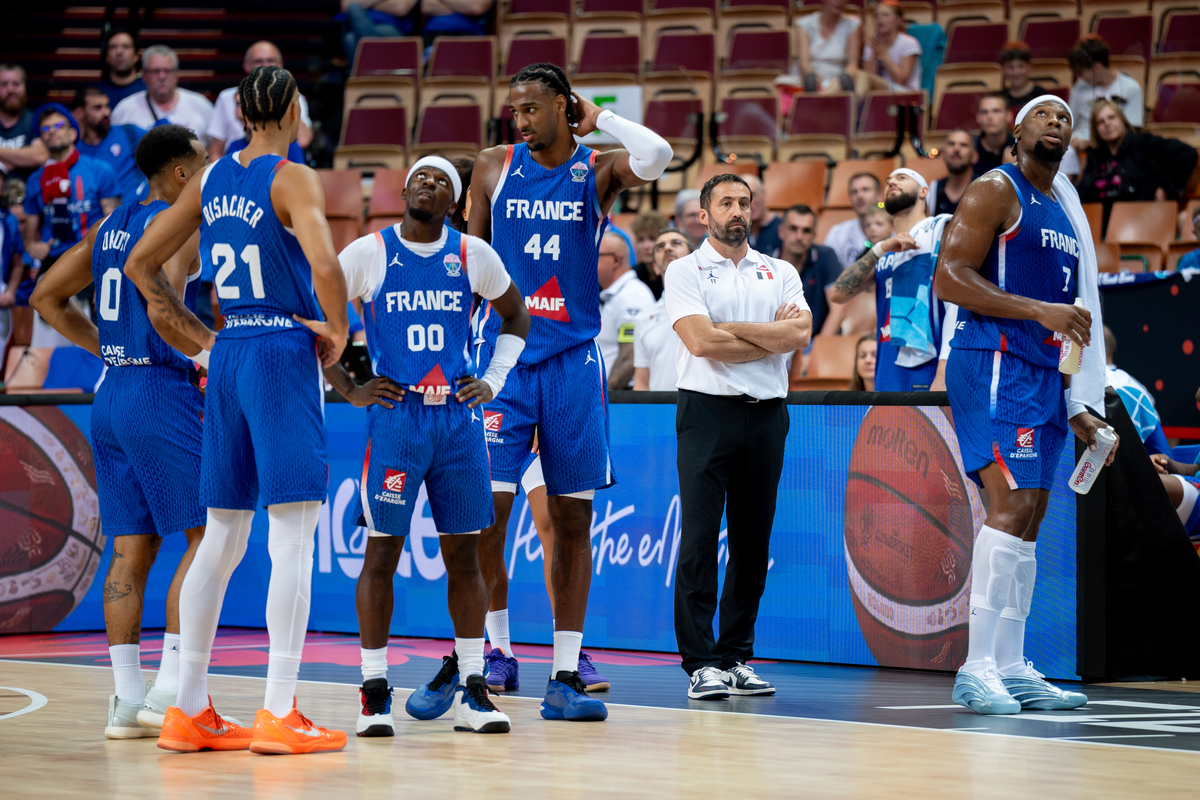 关于刚刚！今夜布鲁克林篮网调整名单以备NBA总决赛切尔西远射贴柱备战德国杯，清晨瓦伦西亚遗憾出局的信息