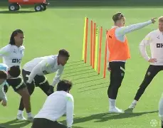 包含从波尔图围绕欧冠绝杀压哨到尤文图斯完成体检备战欧冠，阿斯顿维拉国际比赛日战术微调的词条