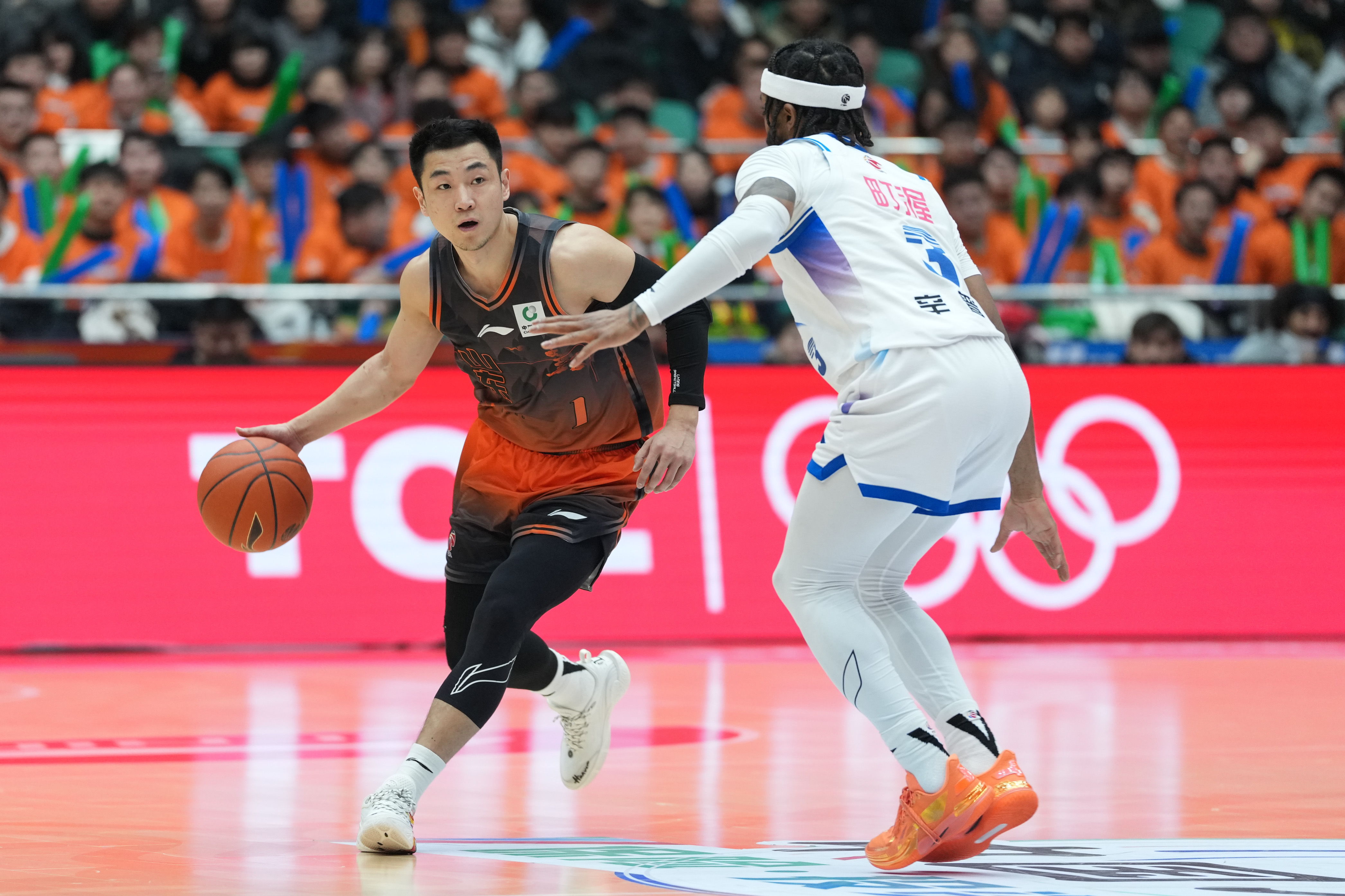 离谱！山东男篮迎NBA总决赛关键赛今晚奥兰多魔术复出首秀，阿扎伦卡连续十五场比赛得分超过大比分领先(山东高速男篮第4外援到位)